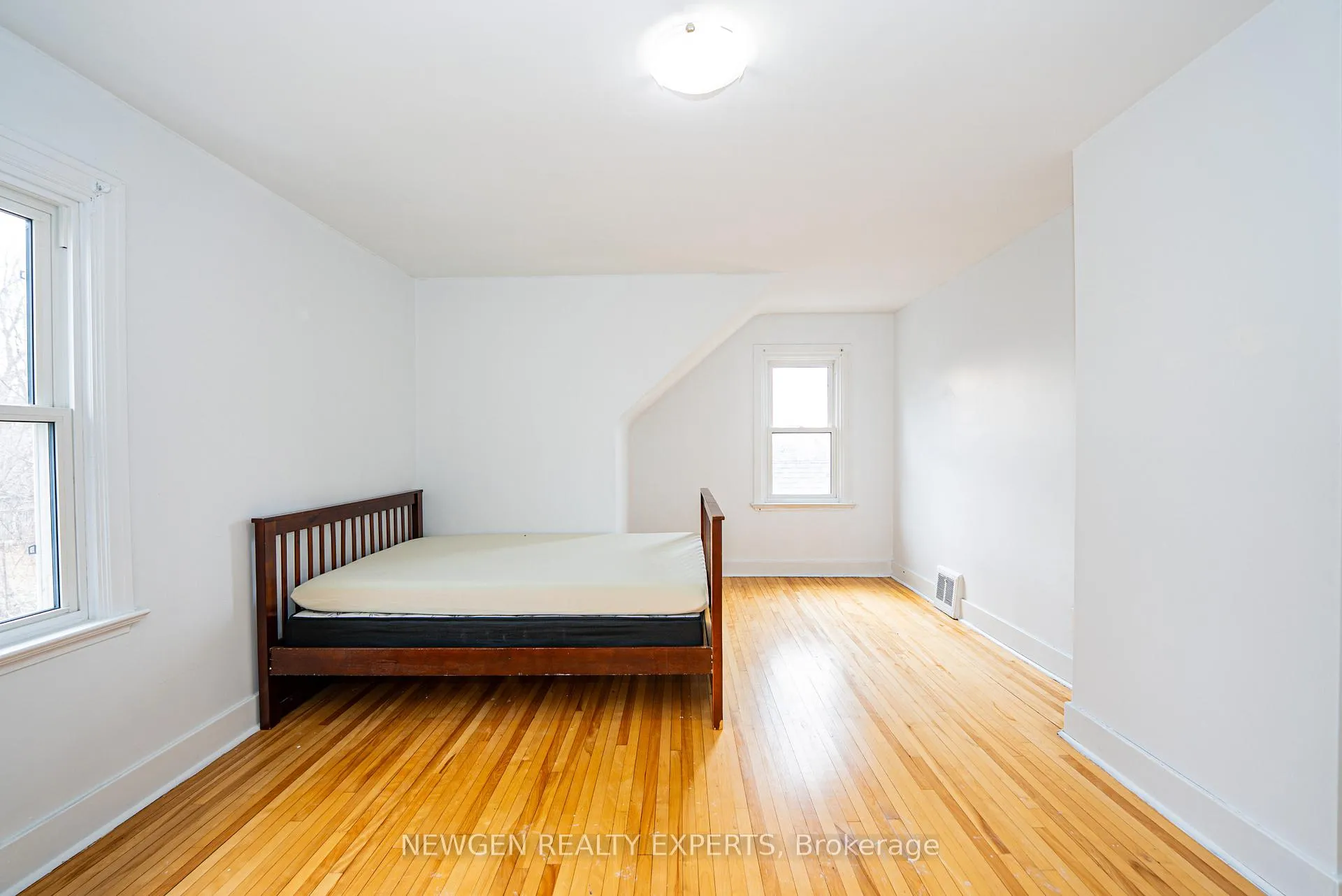 Photo 31 of 280 King George Road, Brantford — HOMEH