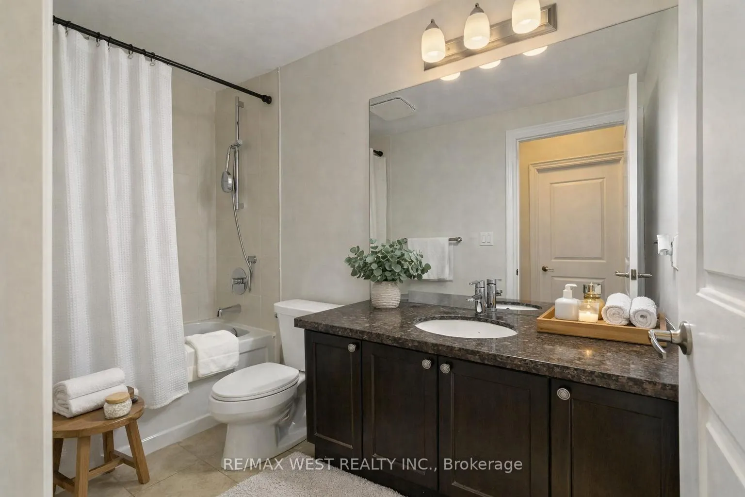 Photo 9 of Unit 232, 2396 Major MacKenzie Drive W, Vaughan, Maple — HOMEH