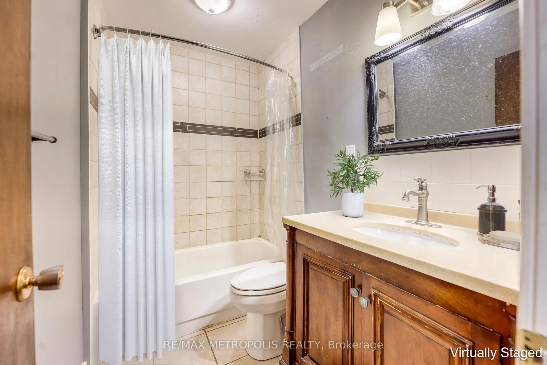 Photo 6 of Unit #1 Upper, 1548 St. Clair Parkway, St. Clair — HOMEH