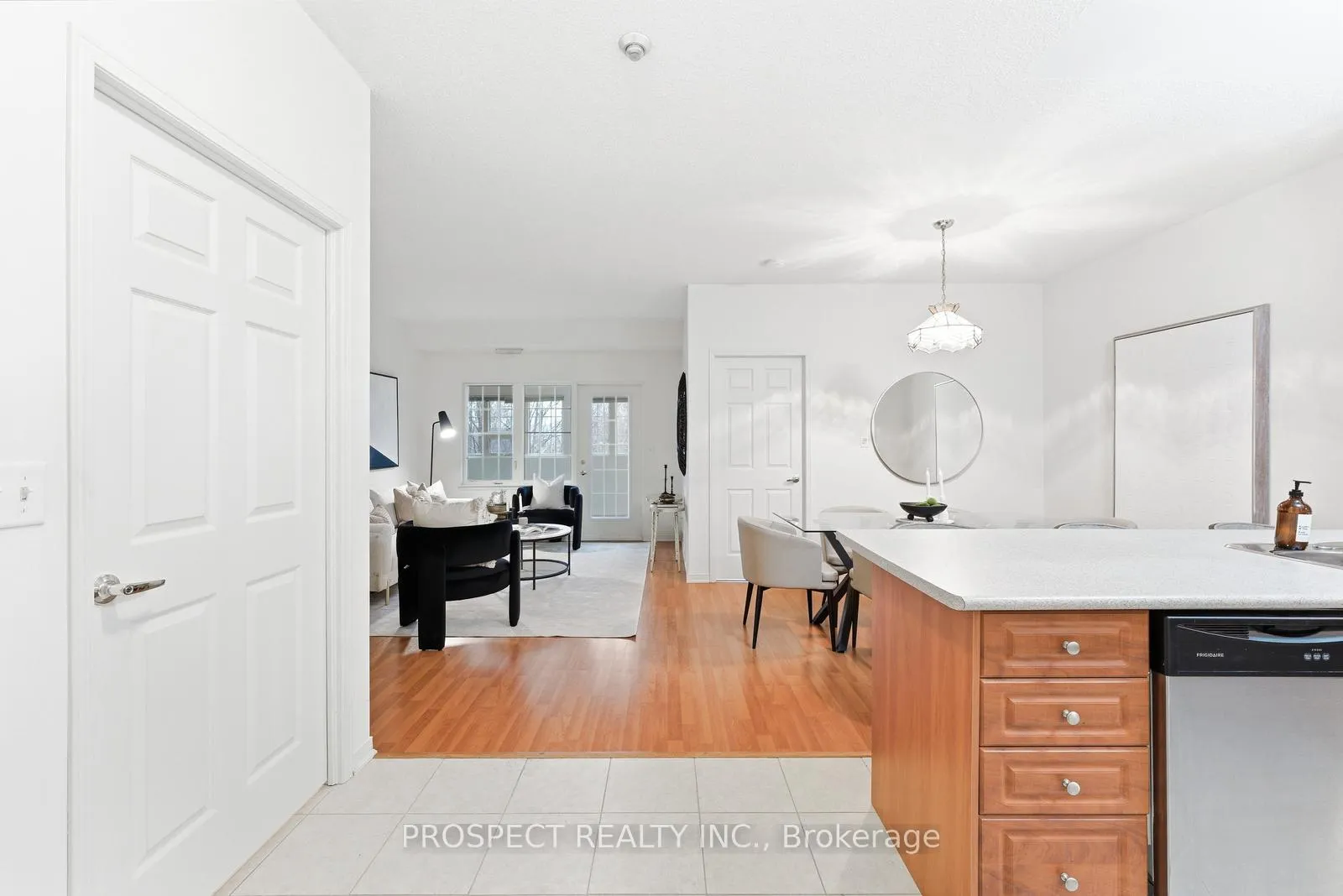 Photo 3 of Unit 208, 9451 Jane Street, Vaughan, Maple — HOMEH