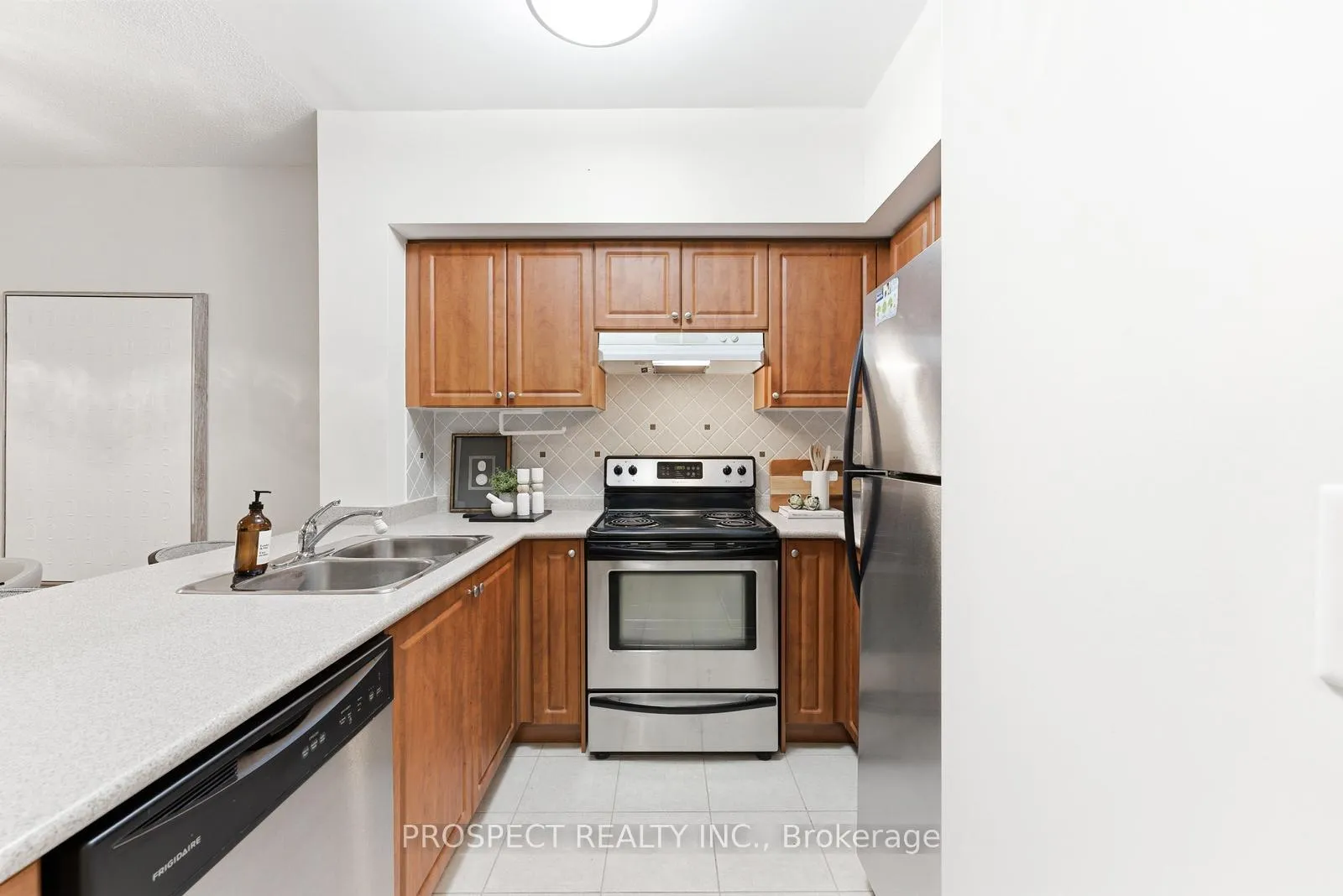 Photo 5 of Unit 208, 9451 Jane Street, Vaughan, Maple — HOMEH