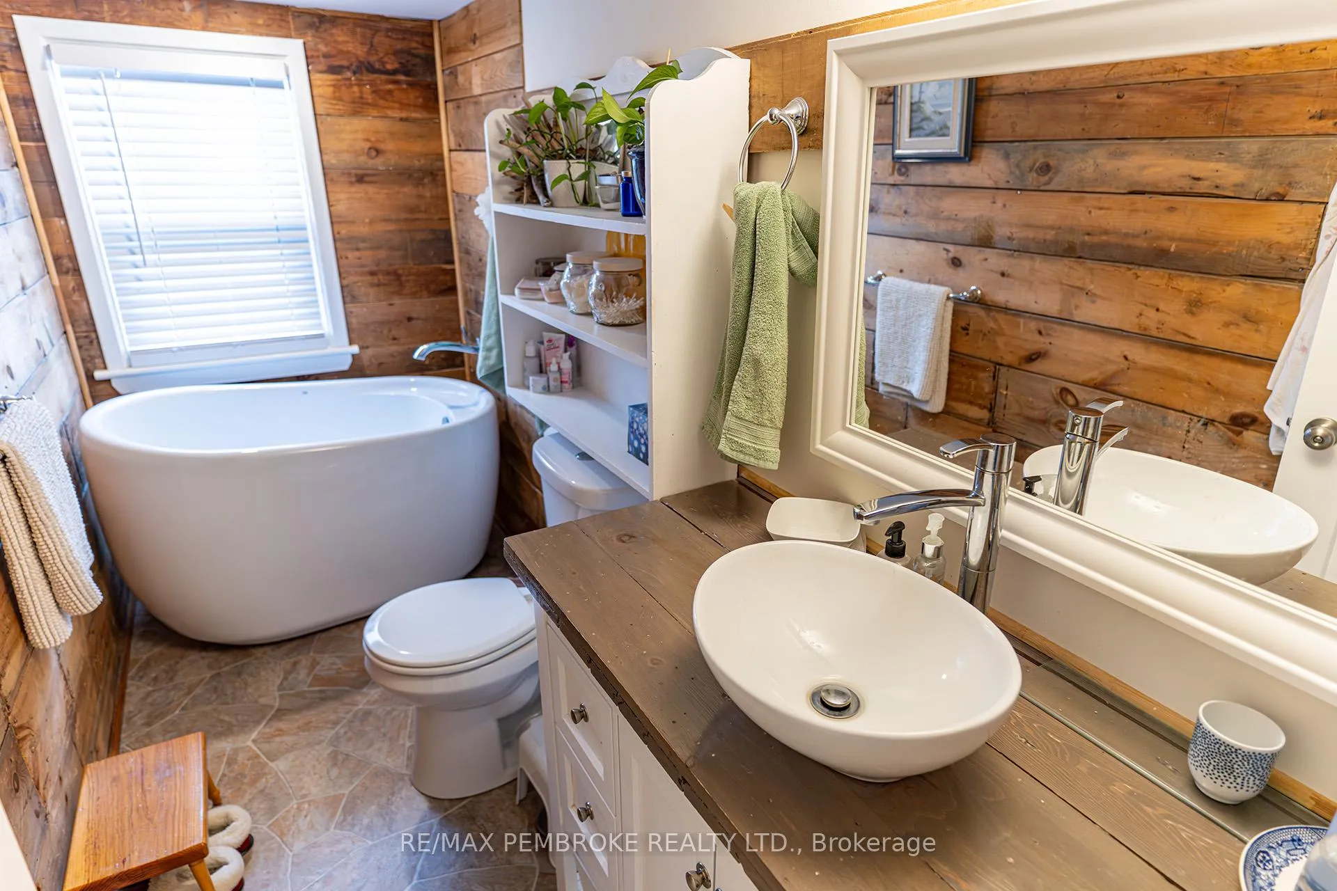 Photo 25 of 563 Perth Street, Pembroke — HOMEH