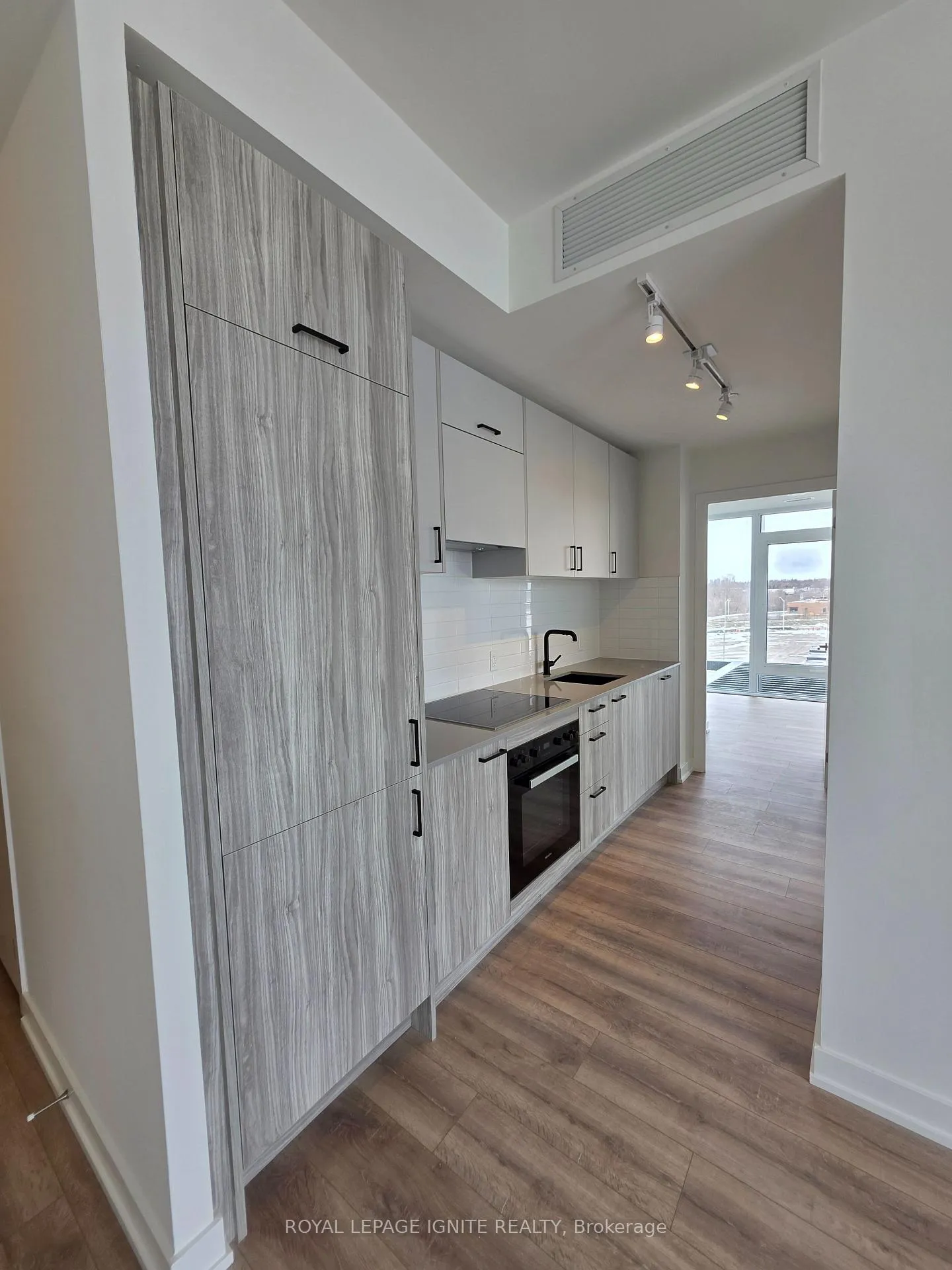 Photo 9 of 5 Quarrington Lane, North York, Banbury-Don Mills — HOMEH