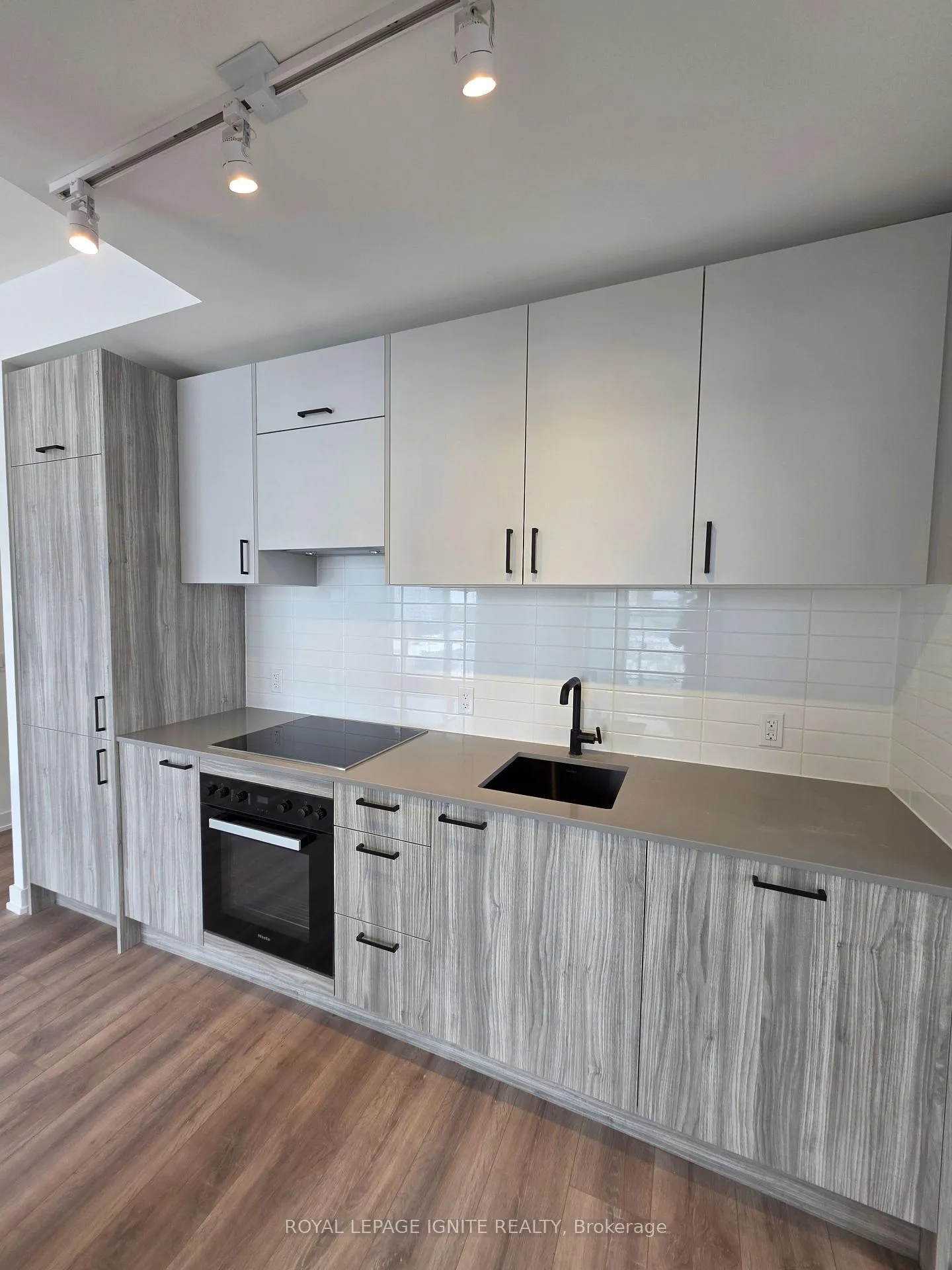 Photo 10 of 5 Quarrington Lane, North York, Banbury-Don Mills — HOMEH