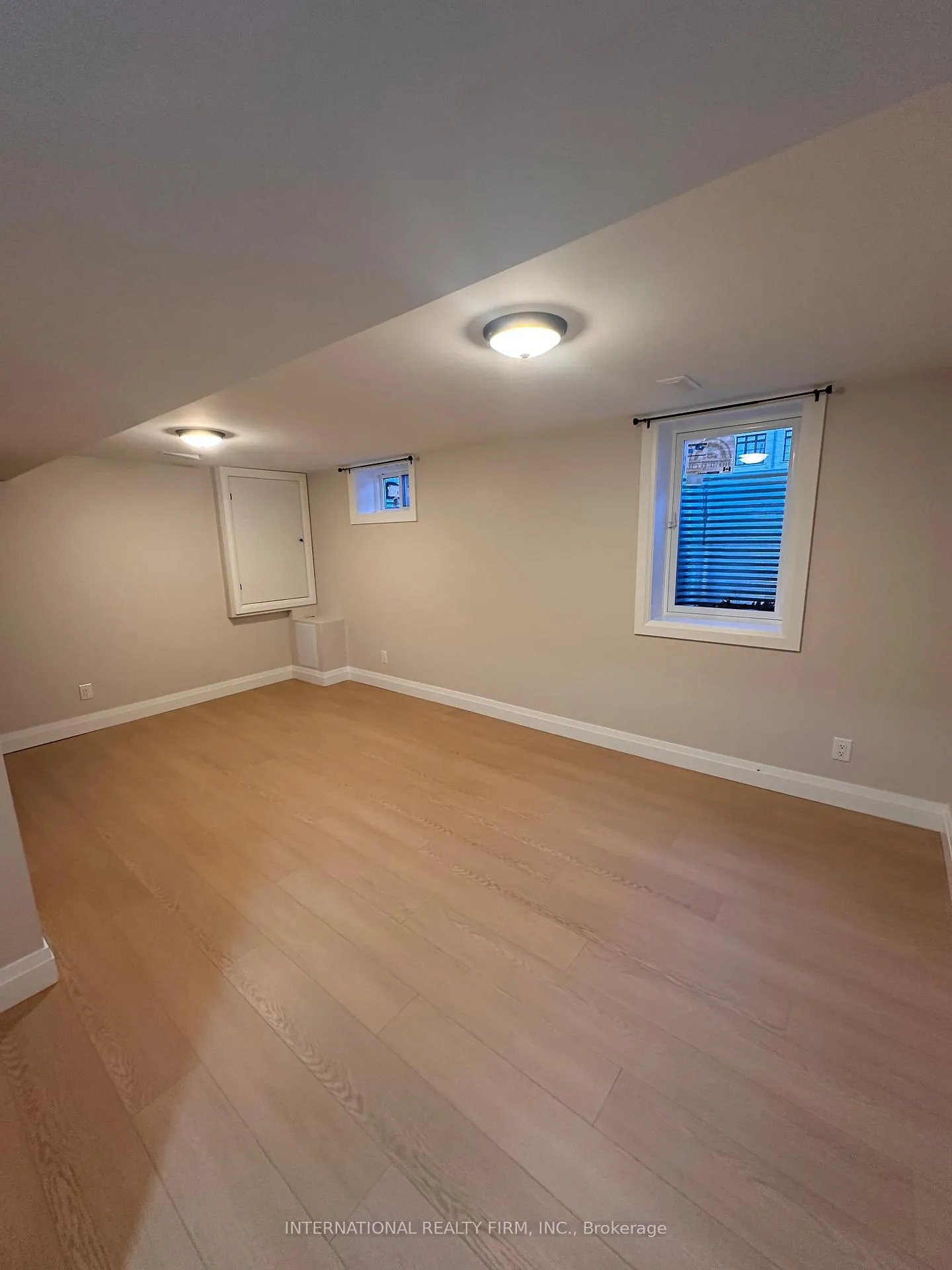 Photo 4 of Unit (Front), 8326 Kipling Avenue, Vaughan, West Woodbridge — HOMEH