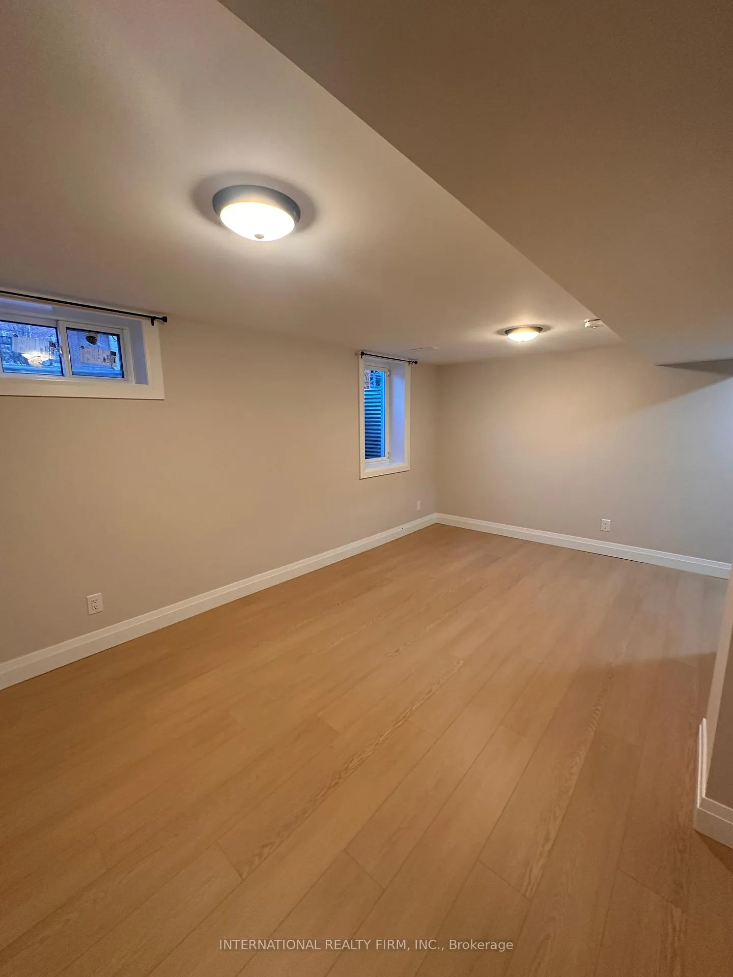 Photo 5 of Unit (Front), 8326 Kipling Avenue, Vaughan, West Woodbridge — HOMEH