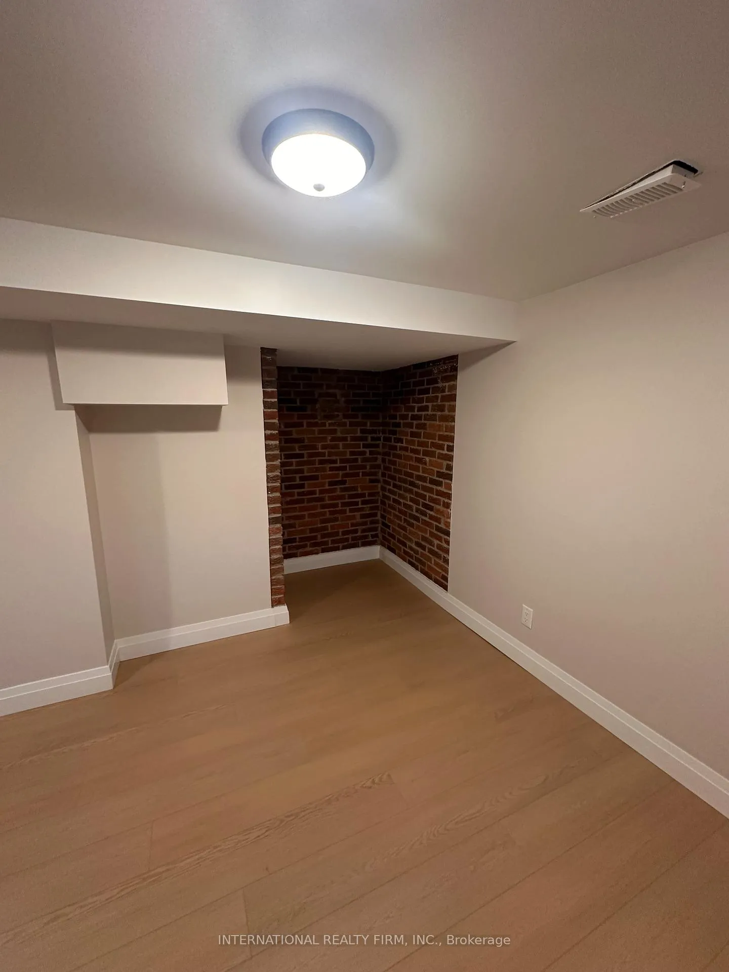 Photo 6 of Unit (Front), 8326 Kipling Avenue, Vaughan, West Woodbridge — HOMEH
