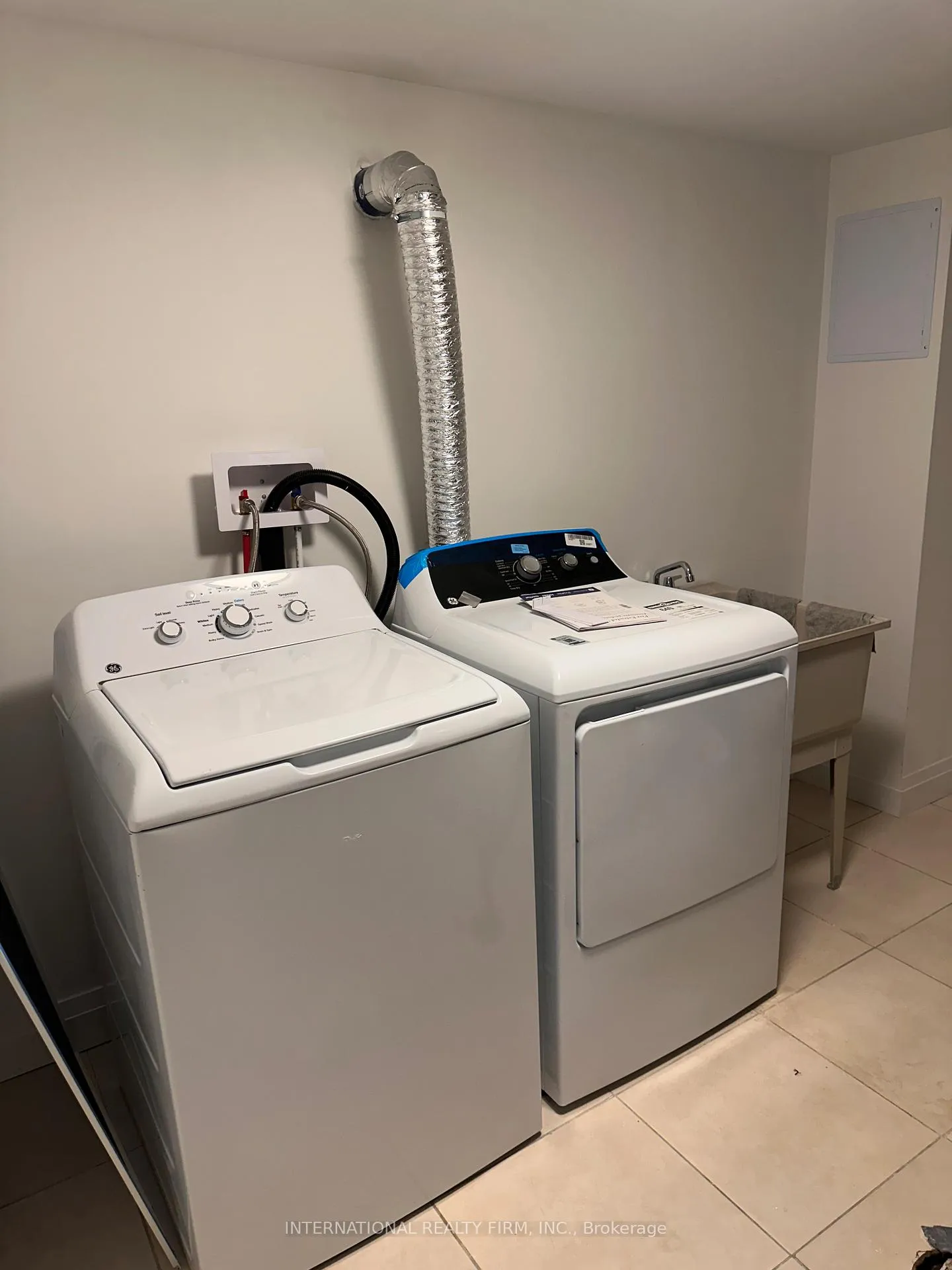 Photo 9 of Unit (Front), 8326 Kipling Avenue, Vaughan, West Woodbridge — HOMEH