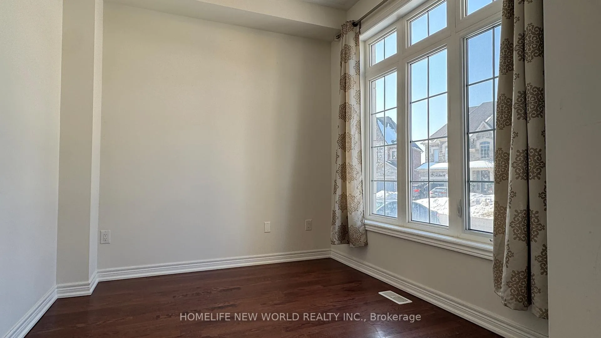 Photo 3 of 38 Roy Harper Avenue, Aurora, Rural Aurora — HOMEH
