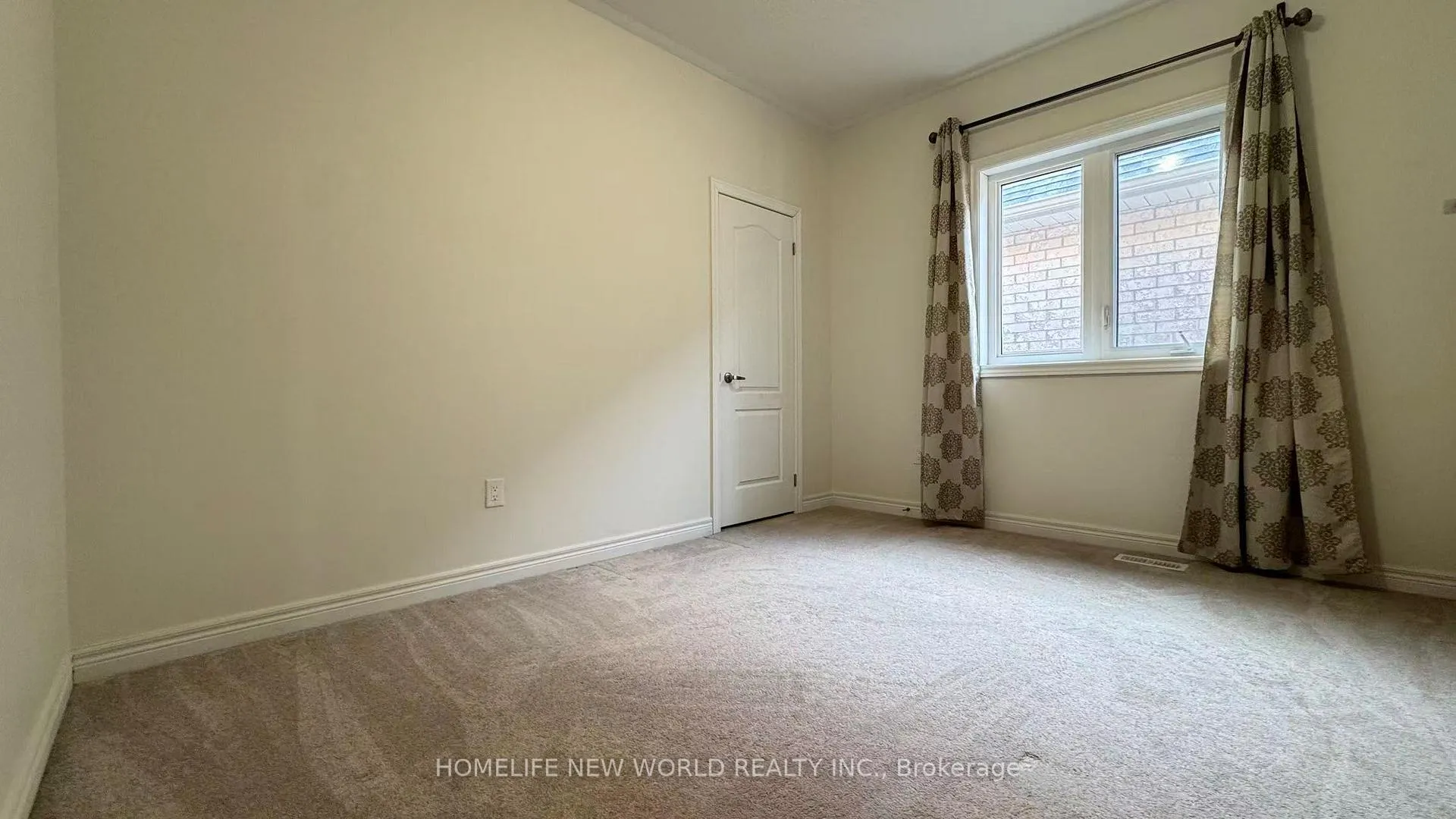 Photo 16 of 38 Roy Harper Avenue, Aurora, Rural Aurora — HOMEH