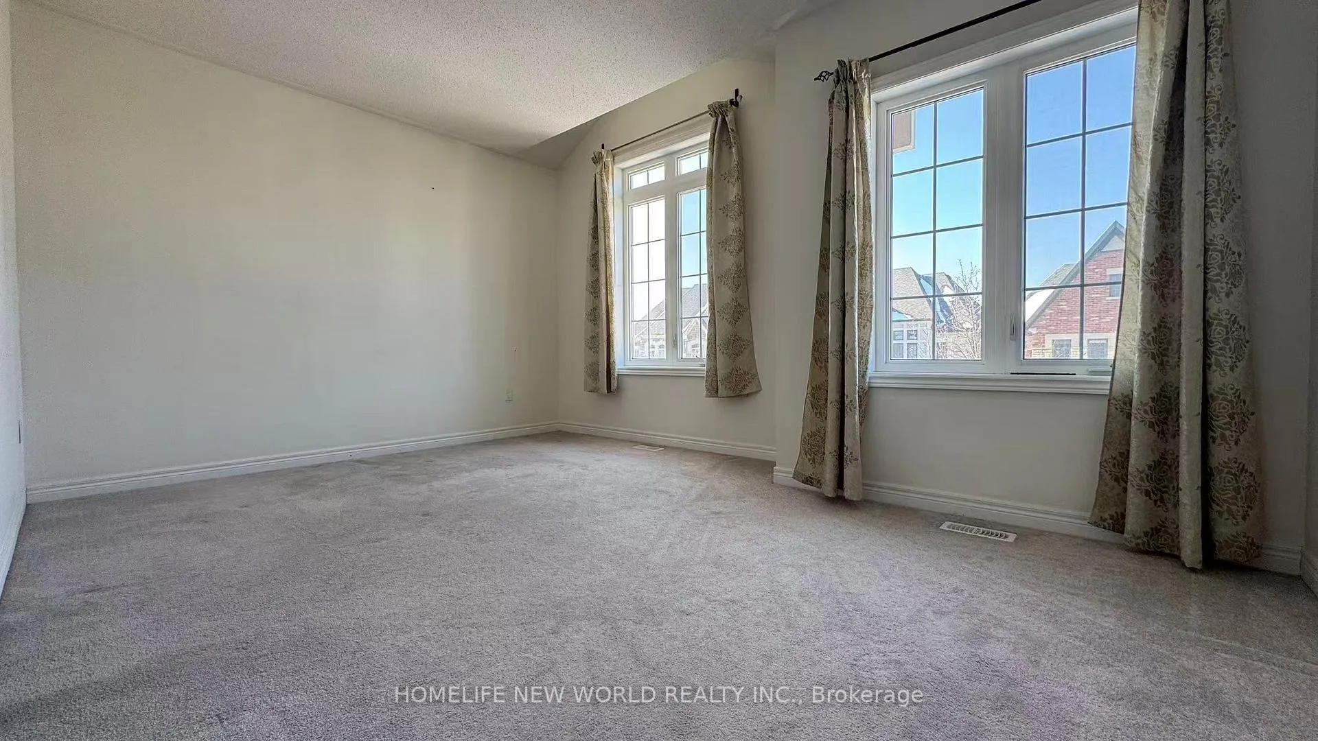 Photo 17 of 38 Roy Harper Avenue, Aurora, Rural Aurora — HOMEH