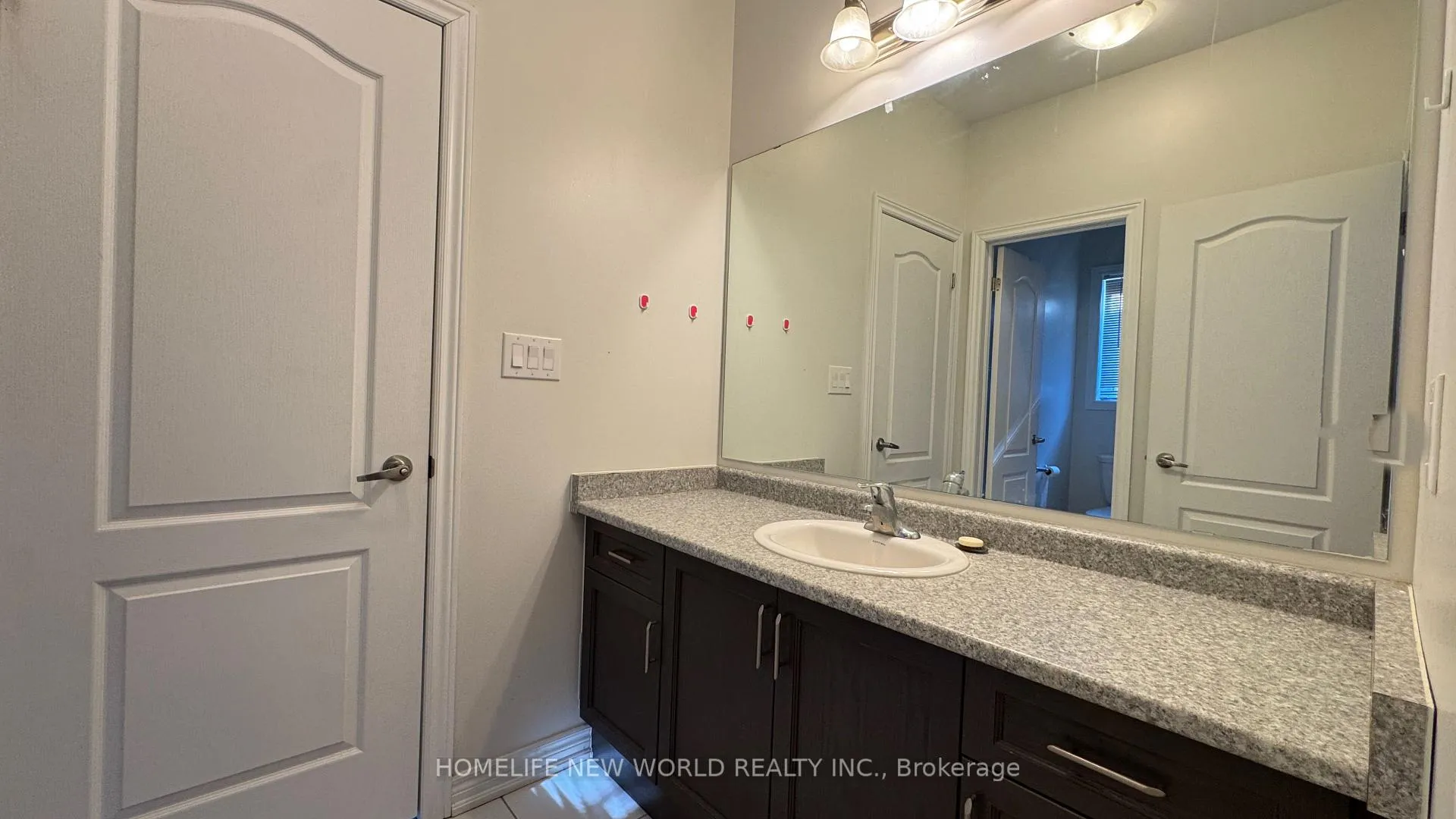 Photo 18 of 38 Roy Harper Avenue, Aurora, Rural Aurora — HOMEH