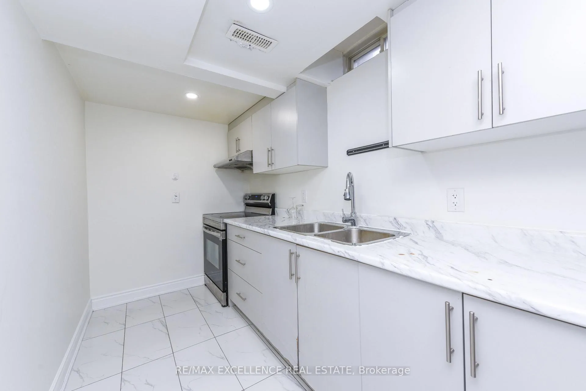 Photo 5 of Unit Basement, 19 Conklin Drive, Brampton, Fletcher's Meadow — HOMEH