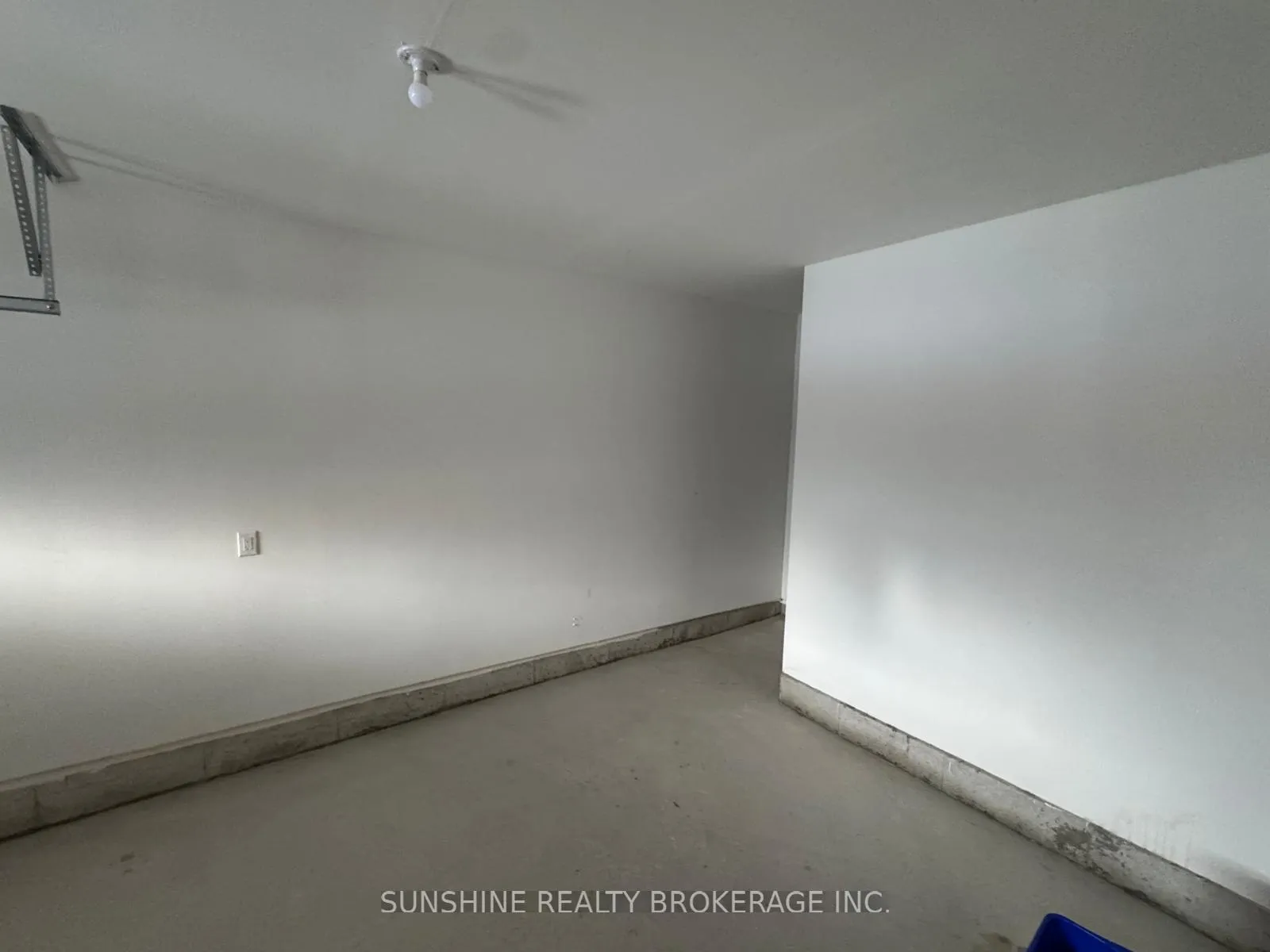 Photo 3 of 104 Azure Drive, Markham, Rural Markham — HOMEH