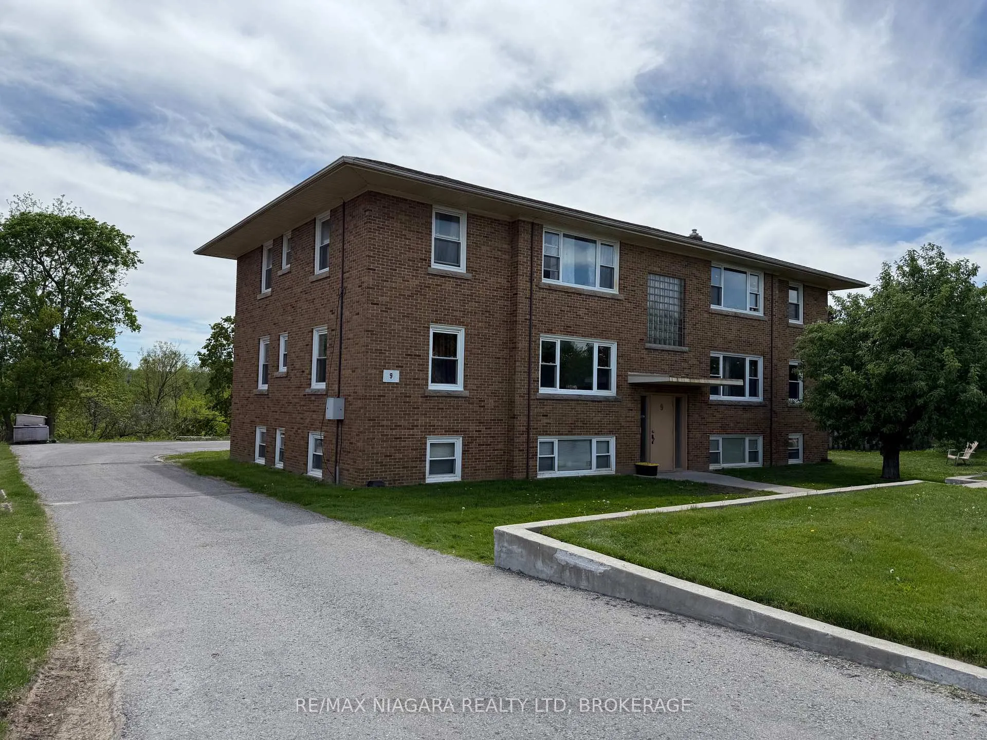 Photo 2 of Unit 1, 9 Riverview Boulevard, St. Catharines, Glendale/Glenridge — HOMEH