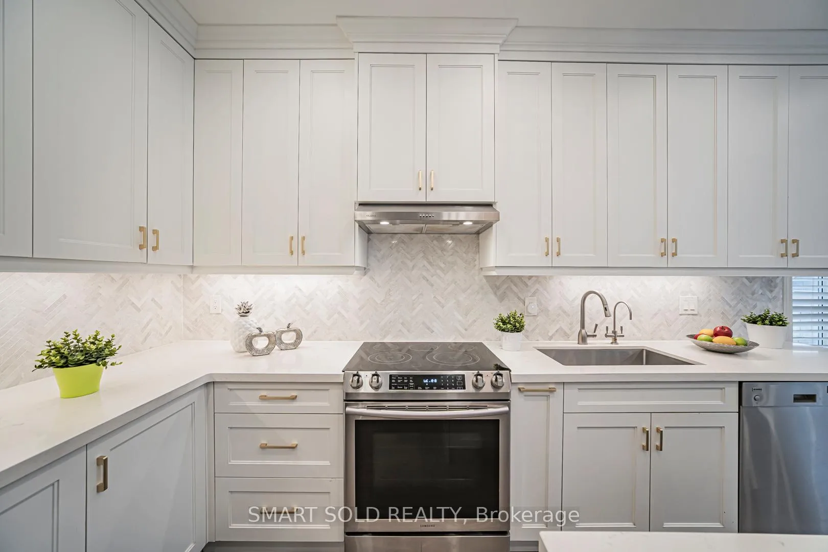 Photo 13 of 16 Gauguin Avenue, Vaughan, Patterson — HOMEH
