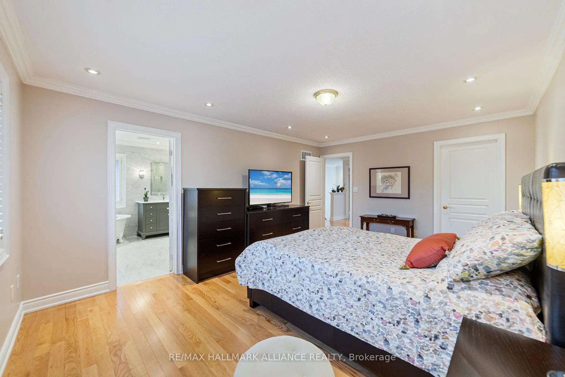 Photo 16 of 28 Preakness Drive, North York, Banbury-Don Mills — HOMEH