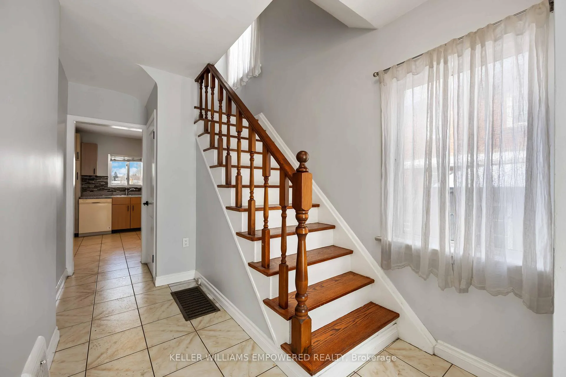 Photo 6 of 8 Porter Avenue, Toronto, Rockcliffe-Smythe — HOMEH