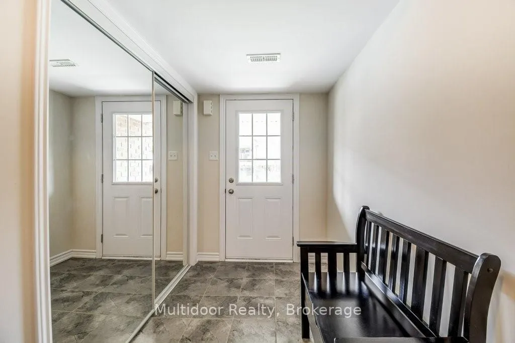 Photo 3 of 20 Hiscott Drive, Hamilton, Waterdown — HOMEH