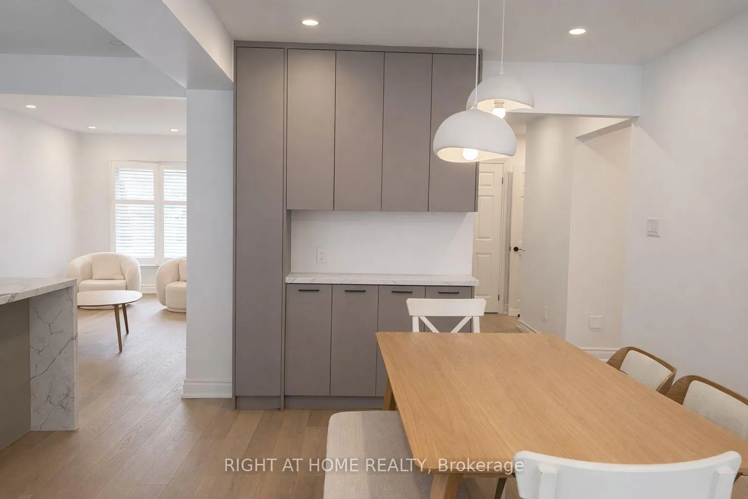 Photo 3 of 27 Patna Crescent, Vaughan, Maple — HOMEH