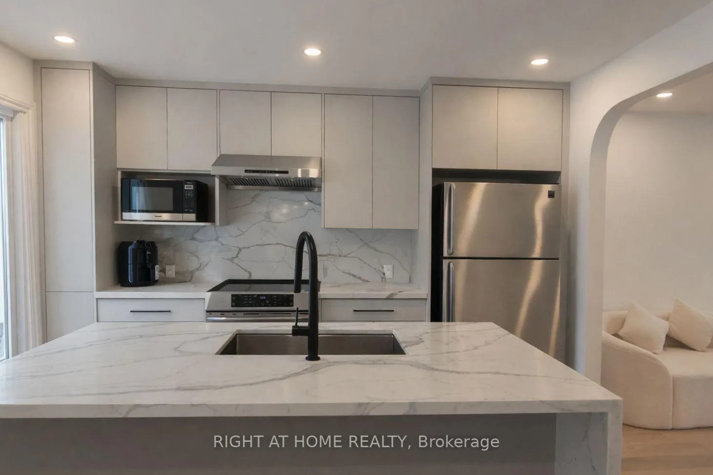 Photo 5 of 27 Patna Crescent, Vaughan, Maple — HOMEH