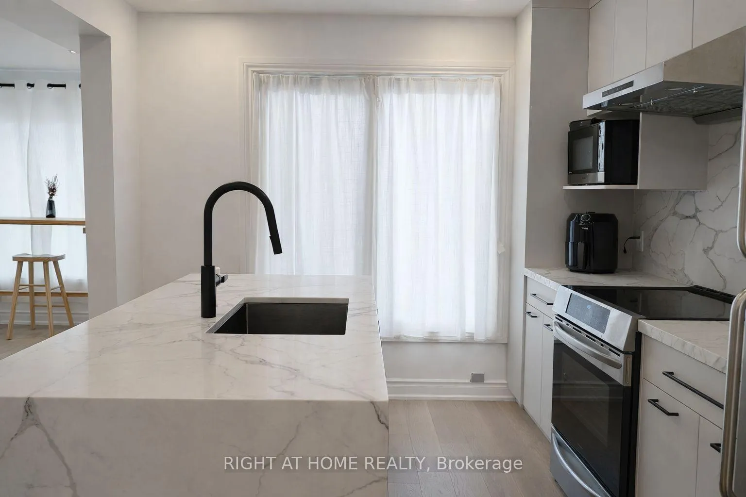 Photo 7 of 27 Patna Crescent, Vaughan, Maple — HOMEH
