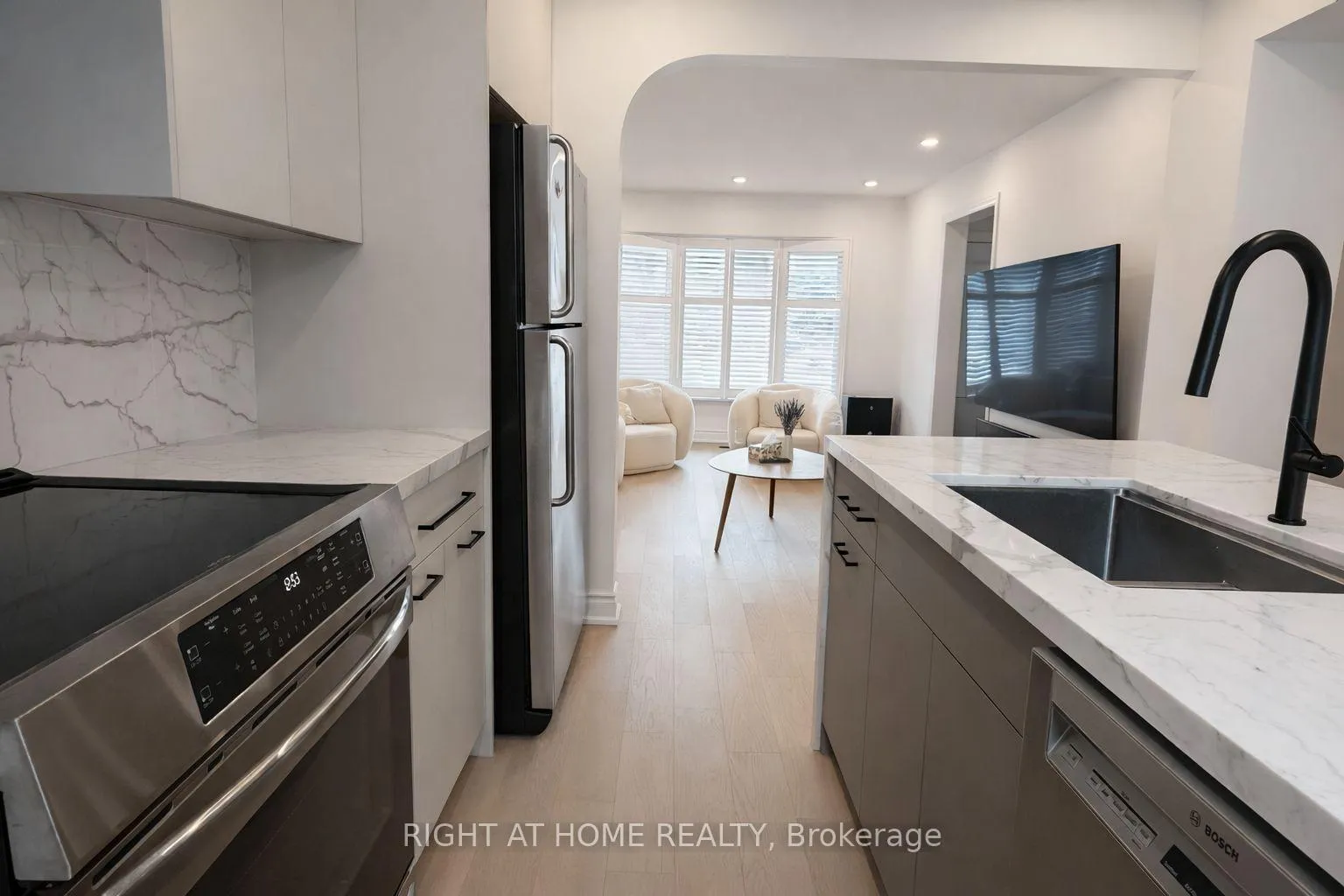 Photo 8 of 27 Patna Crescent, Vaughan, Maple — HOMEH