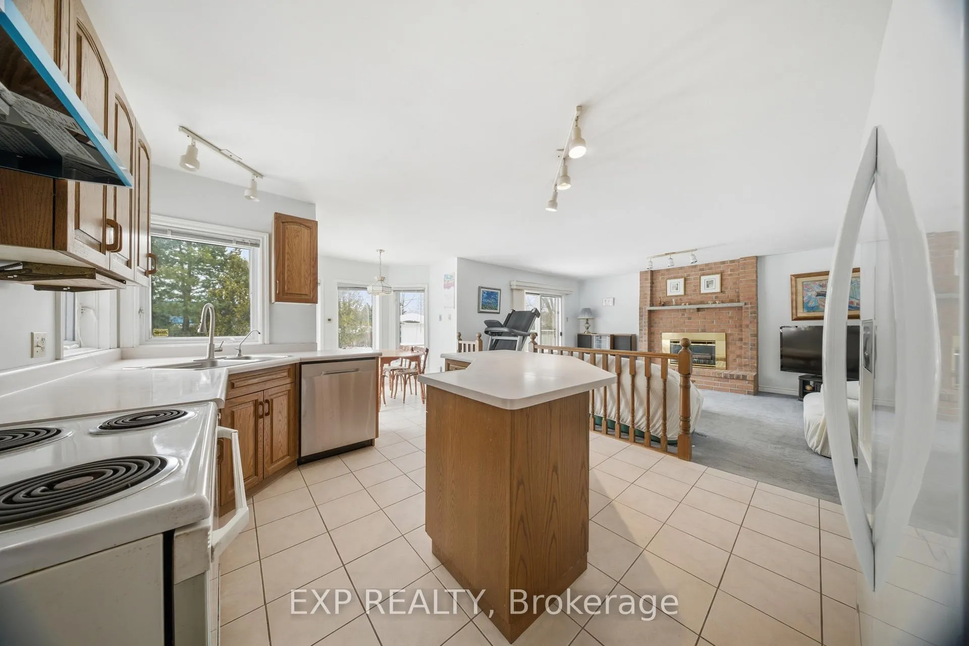 Photo 19 of 637 Deer Run Drive, Waterloo — HOMEH