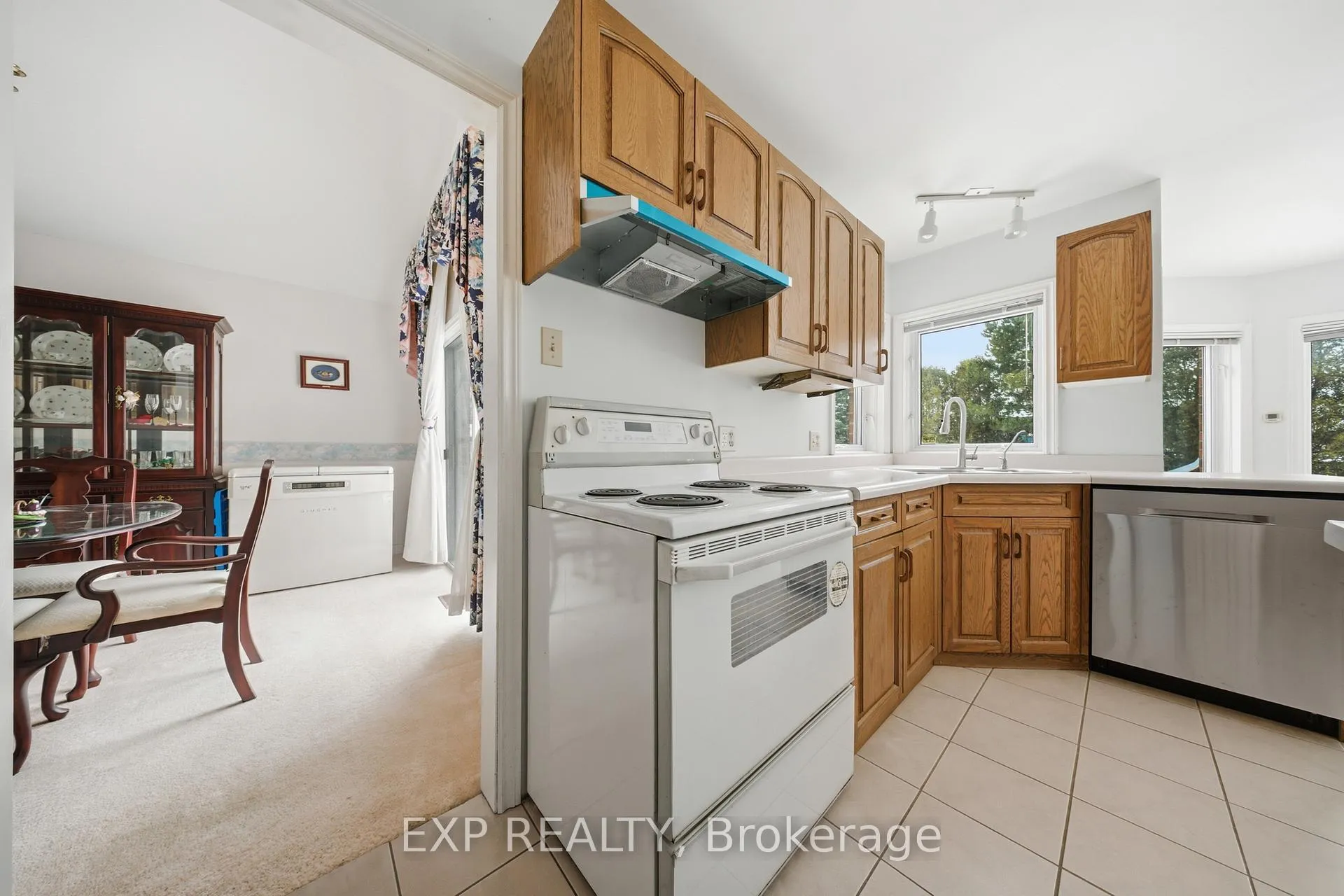 Photo 20 of 637 Deer Run Drive, Waterloo — HOMEH