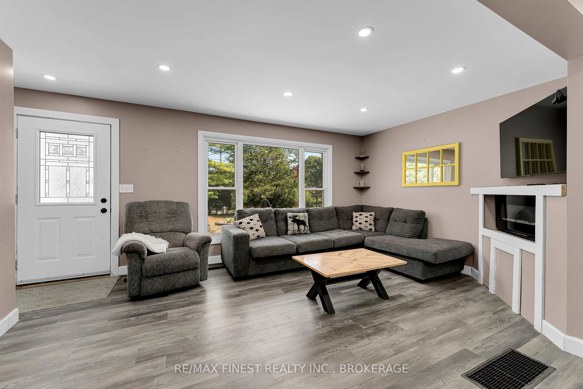 Photo 4 of 2843 Perth Road, Kingston, City North of 401 — HOMEH