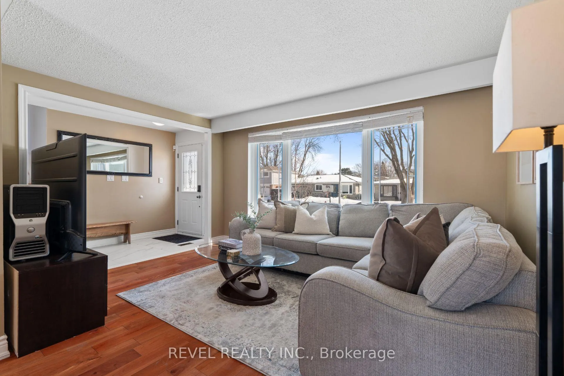 Photo 4 of 37 Ferndale Crescent, Brampton, Brampton East — HOMEH