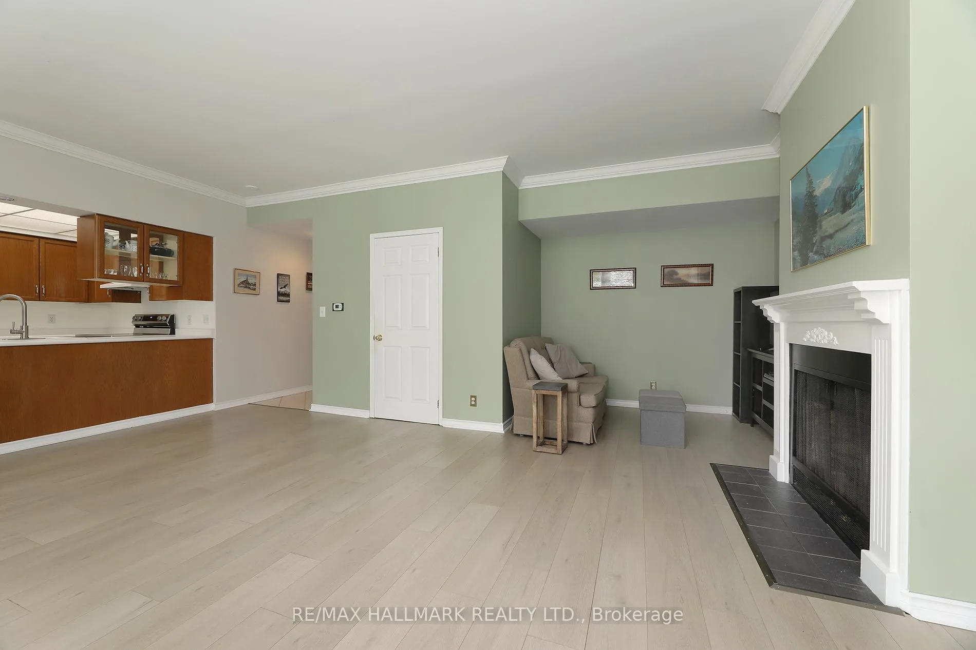 Photo 8 of Unit 305, 21 George Street, Aurora, Aurora Village — HOMEH