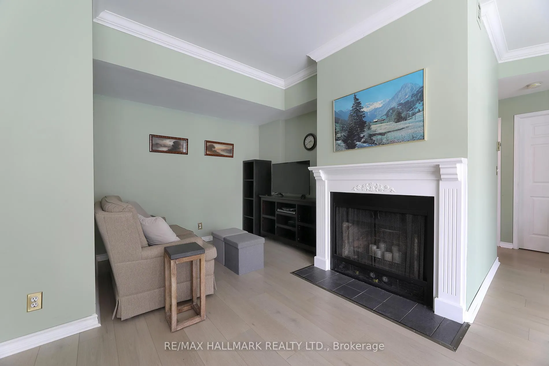 Photo 9 of Unit 305, 21 George Street, Aurora, Aurora Village — HOMEH