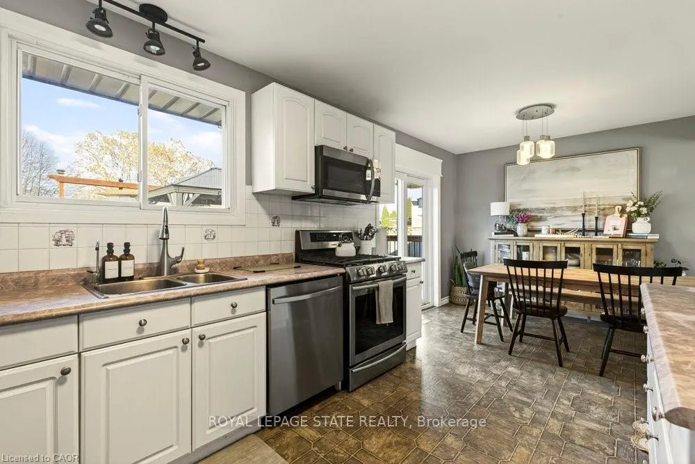 Photo 10 of 7 Prince Charles Drive, St. Catharines, Lakeport — HOMEH