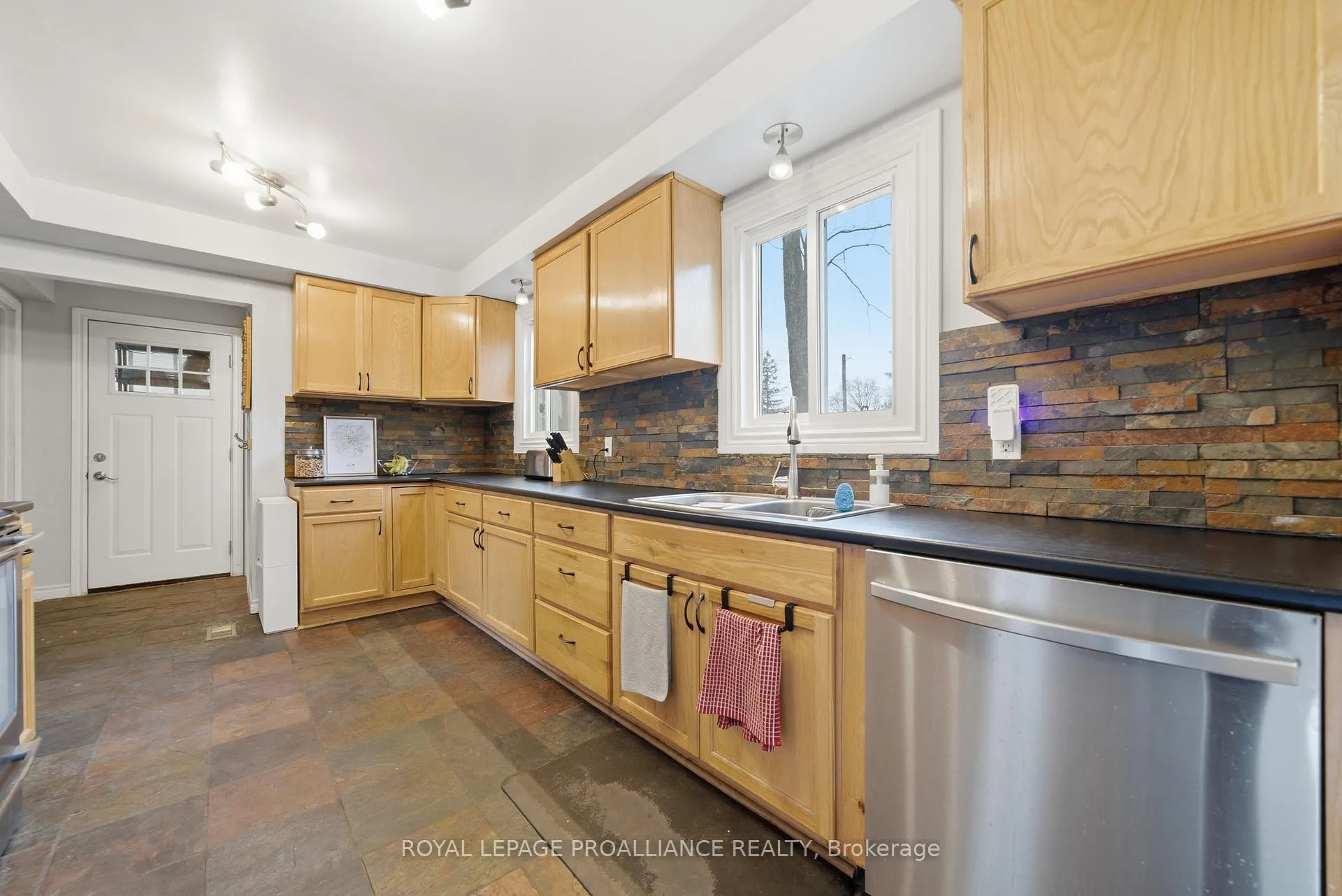 Photo 14 of 24 Austin Street, Quinte West, Trenton Ward — HOMEH