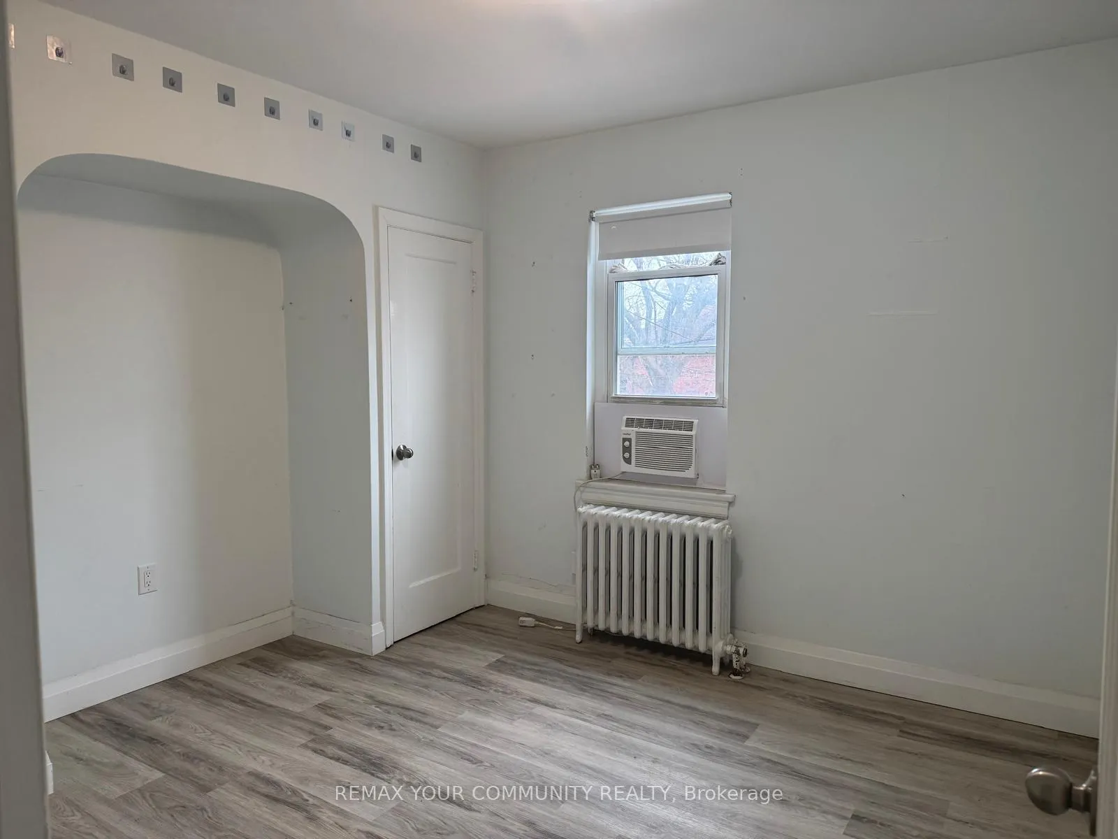 Photo 5 of Unit #2, 607 Kingston Road, Toronto, The Beaches — HOMEH