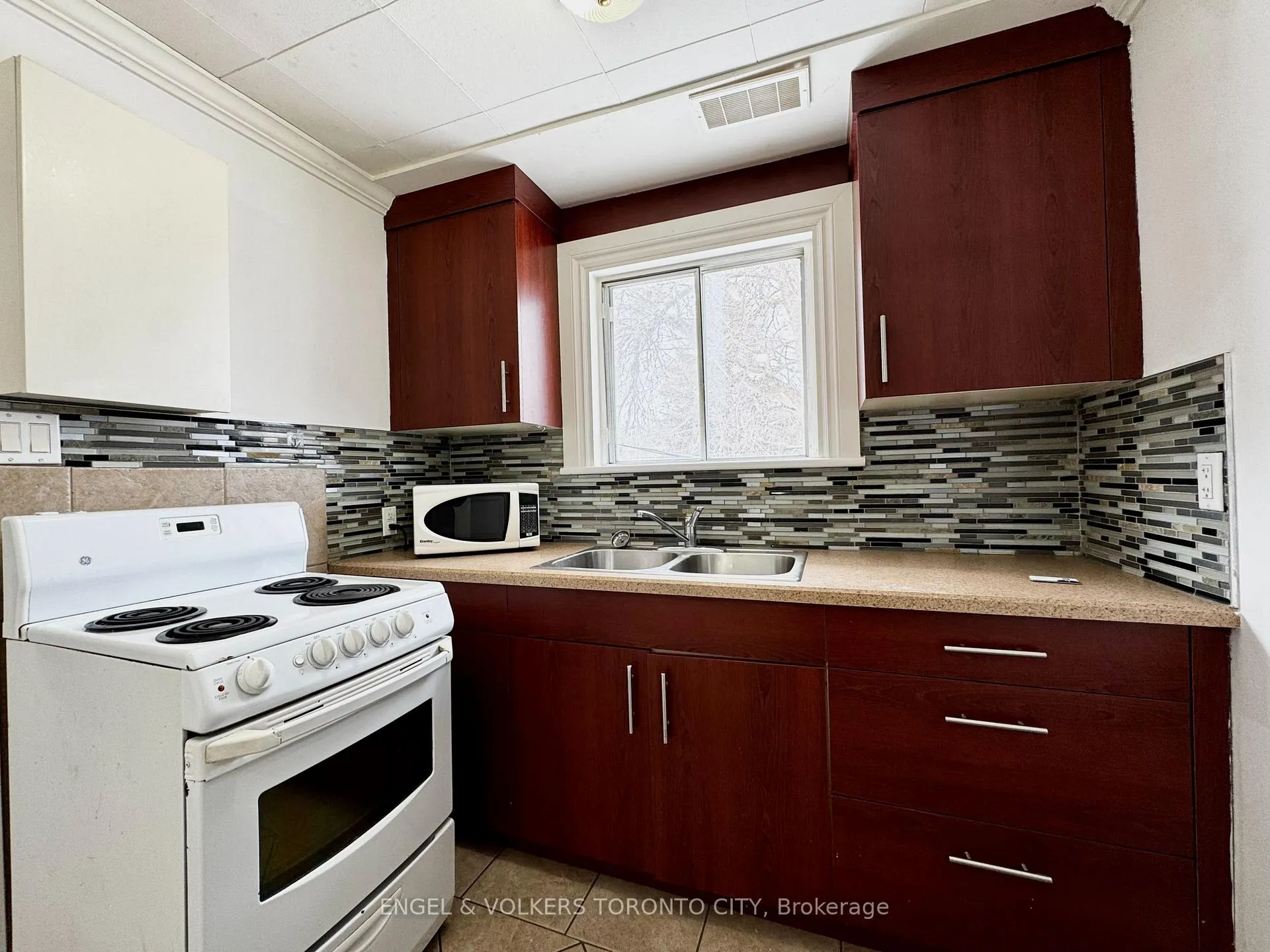 Photo 8 of Unit 2, 41 Essa Road S, New Tecumseth, Alliston — HOMEH