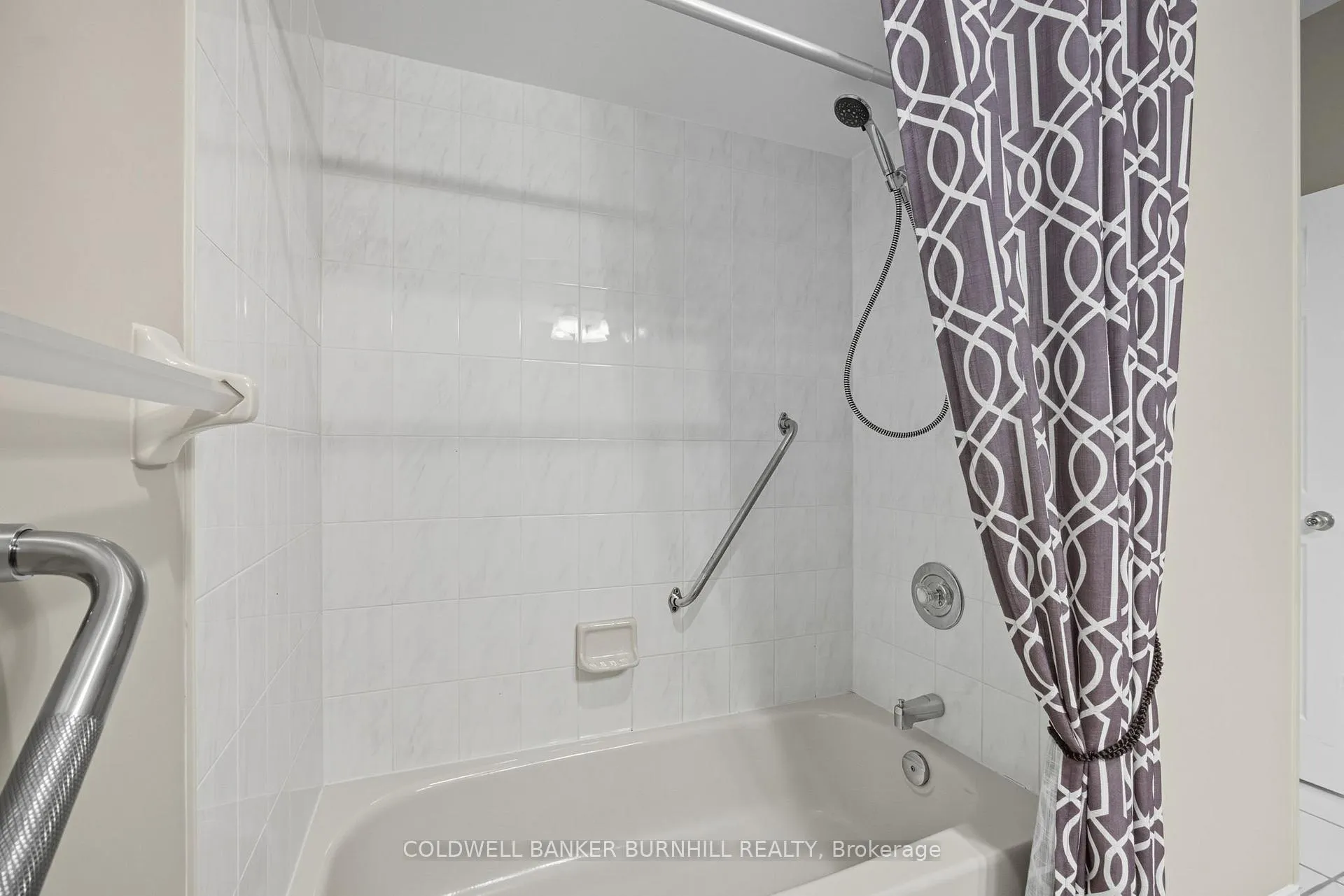 Photo 22 of 39 Twentyplace Boulevard, Hamilton, Twenty Place — HOMEH
