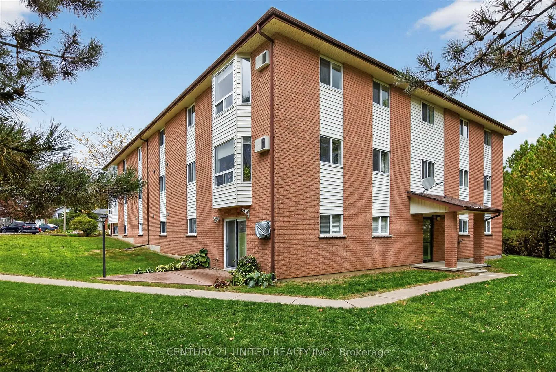 Photo 5 of Unit 303, 2020 Mapleridge Drive, Peterborough, Monaghan Ward 2 — HOMEH