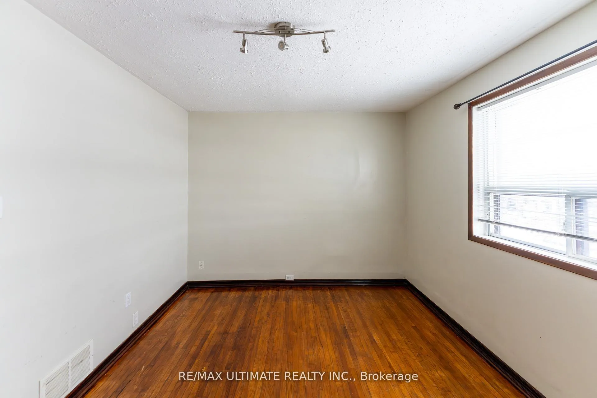 Photo 20 of 120 Rosethorn Avenue W, Toronto, Weston-Pellam Park — HOMEH