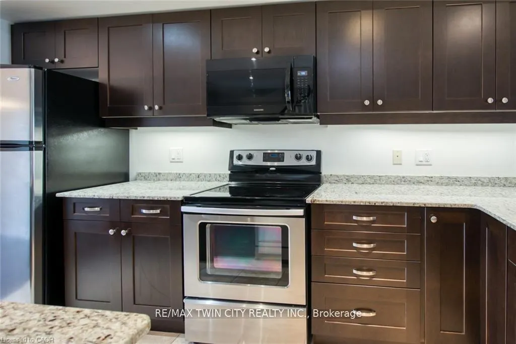 Photo 17 of 43 Woolwich Street, Kitchener — HOMEH