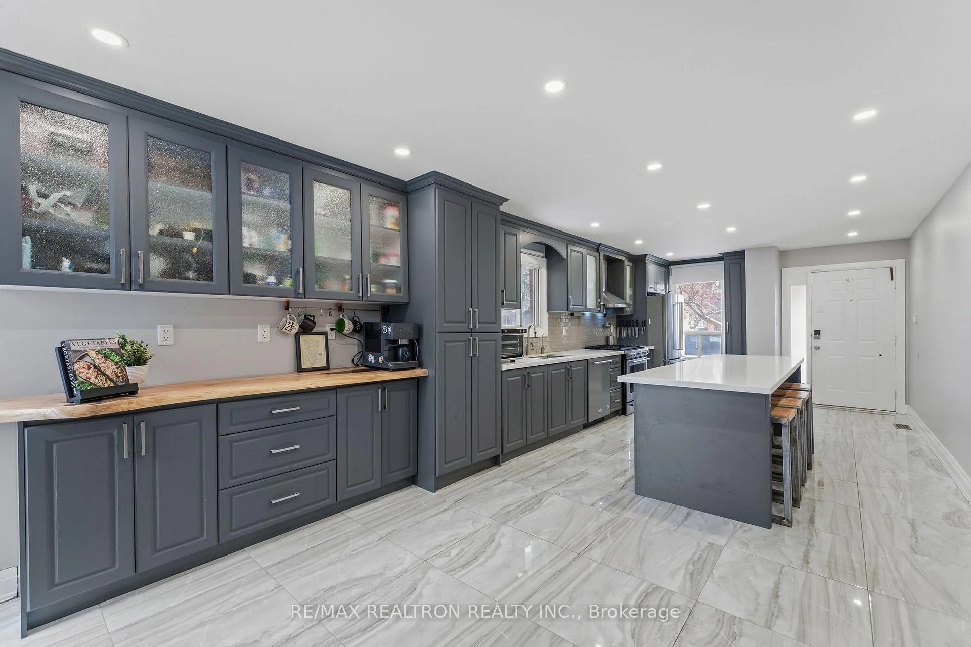 Photo 2 of 43 Buckland Way, Brampton, Madoc — HOMEH