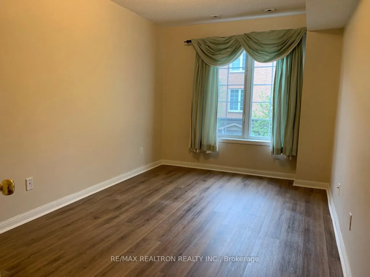 Photo 12 of Unit 12, 20 St Moritz Way, Markham, Unionville — HOMEH