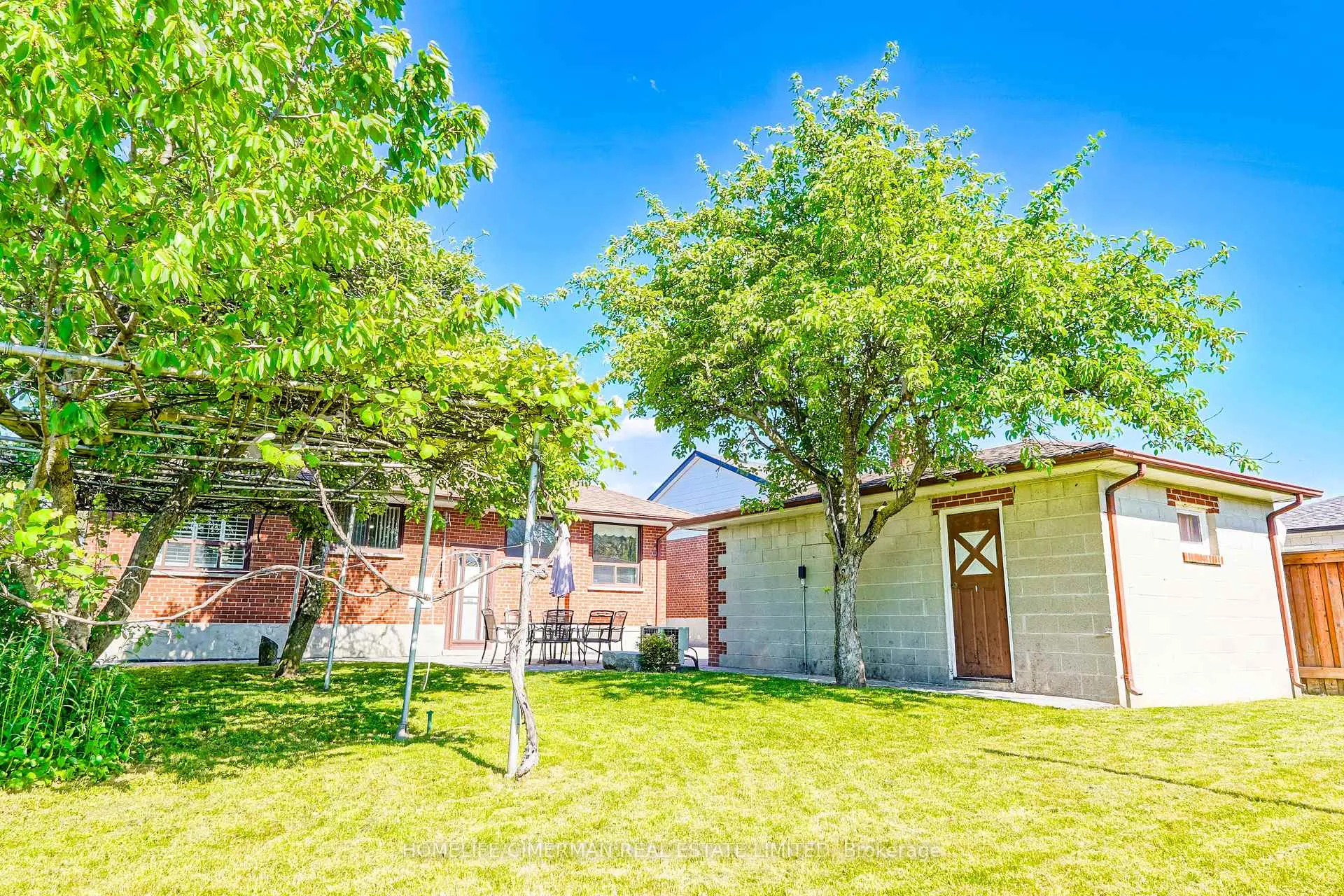 Photo 3 of 28 Renshaw Street, North York, Downsview-Roding-CFB — HOMEH