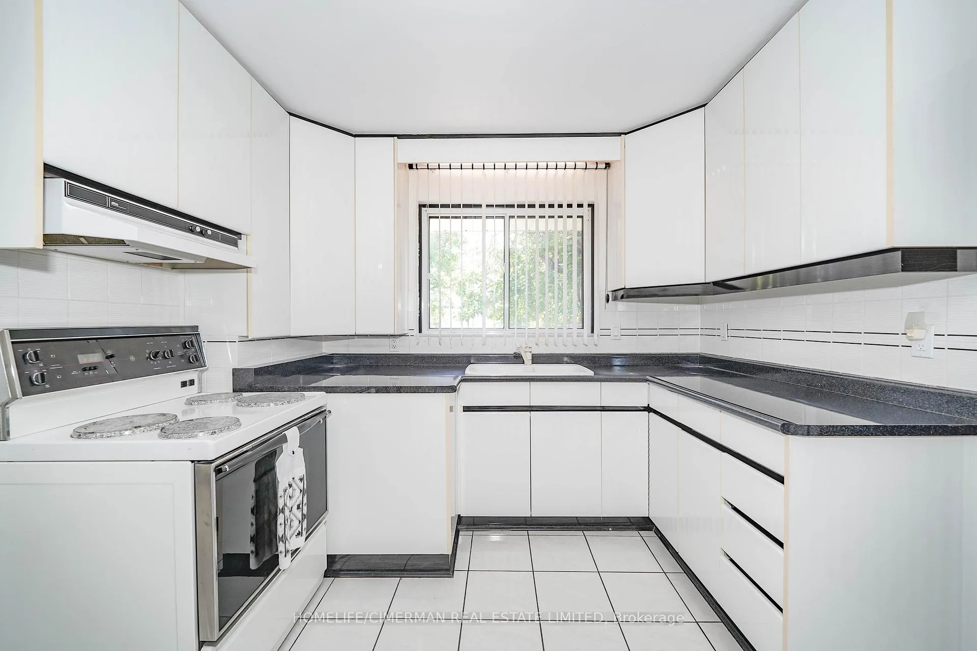 Photo 11 of 28 Renshaw Street, North York, Downsview-Roding-CFB — HOMEH