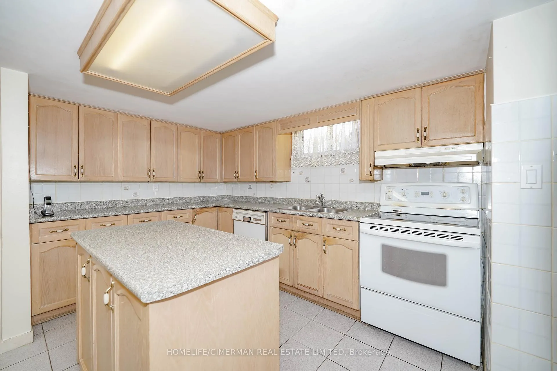 Photo 14 of 28 Renshaw Street, North York, Downsview-Roding-CFB — HOMEH