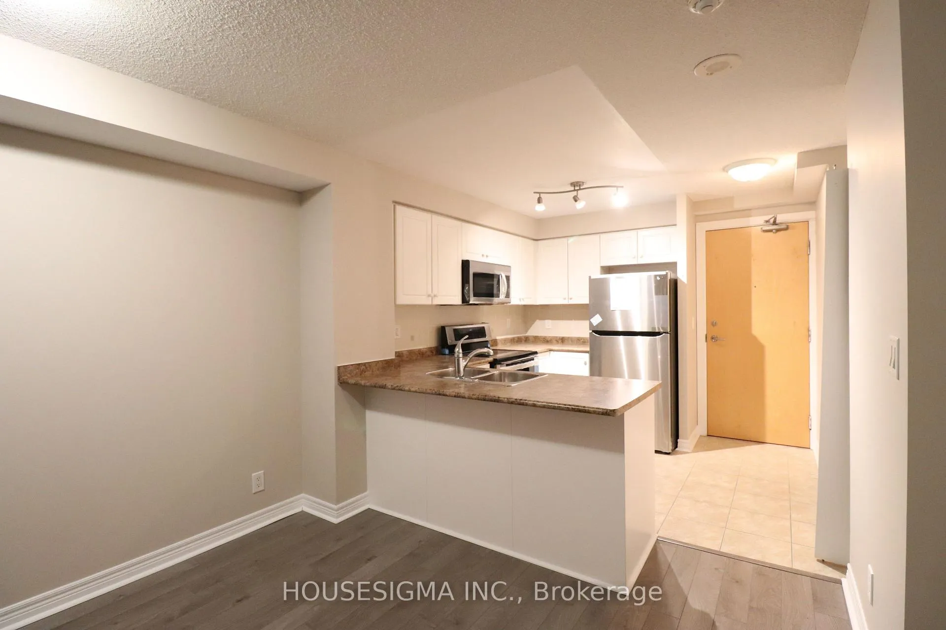 Photo 2 of Unit 1410, 212 Eglinton Avenue E, Toronto, Mount Pleasant West — HOMEH