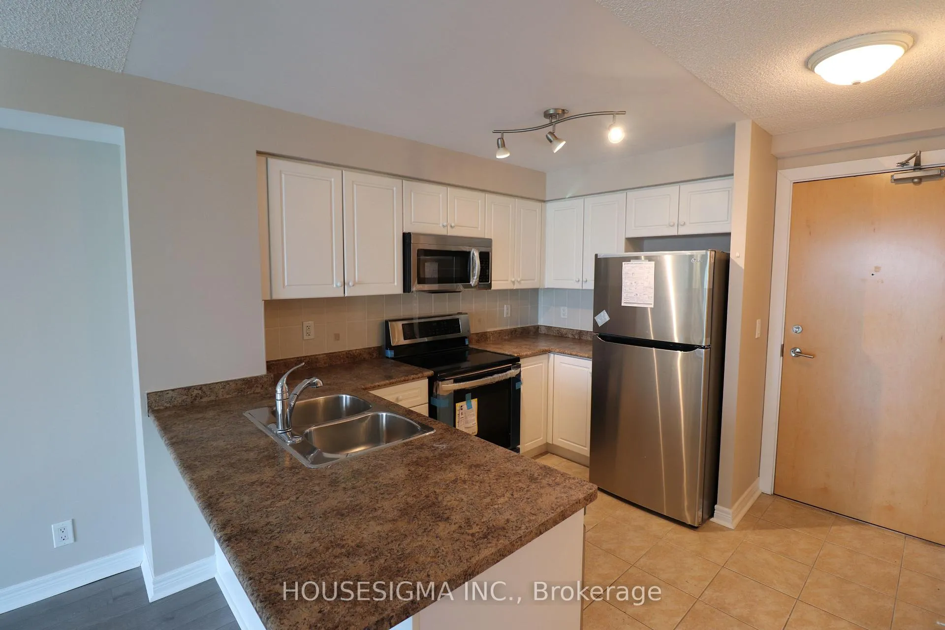 Photo 4 of Unit 1410, 212 Eglinton Avenue E, Toronto, Mount Pleasant West — HOMEH