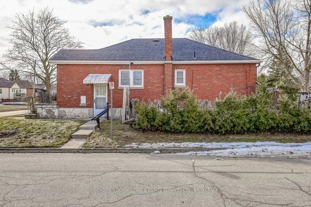 Photo 3 of 402 Division Street, Oshawa, O'Neill — HOMEH