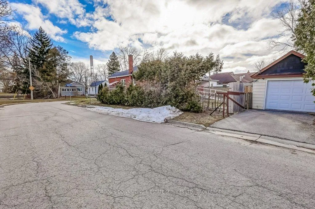 Photo 4 of 402 Division Street, Oshawa, O'Neill — HOMEH